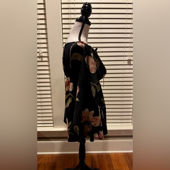 Off the Shoulder Bell Sleeve Romper - Picture 2 of 8